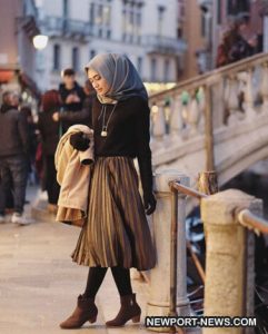 20 Mode OOTD Jilbab Dengan Rok Medium Supaya Bentuk Badan Nampak Tinggi
